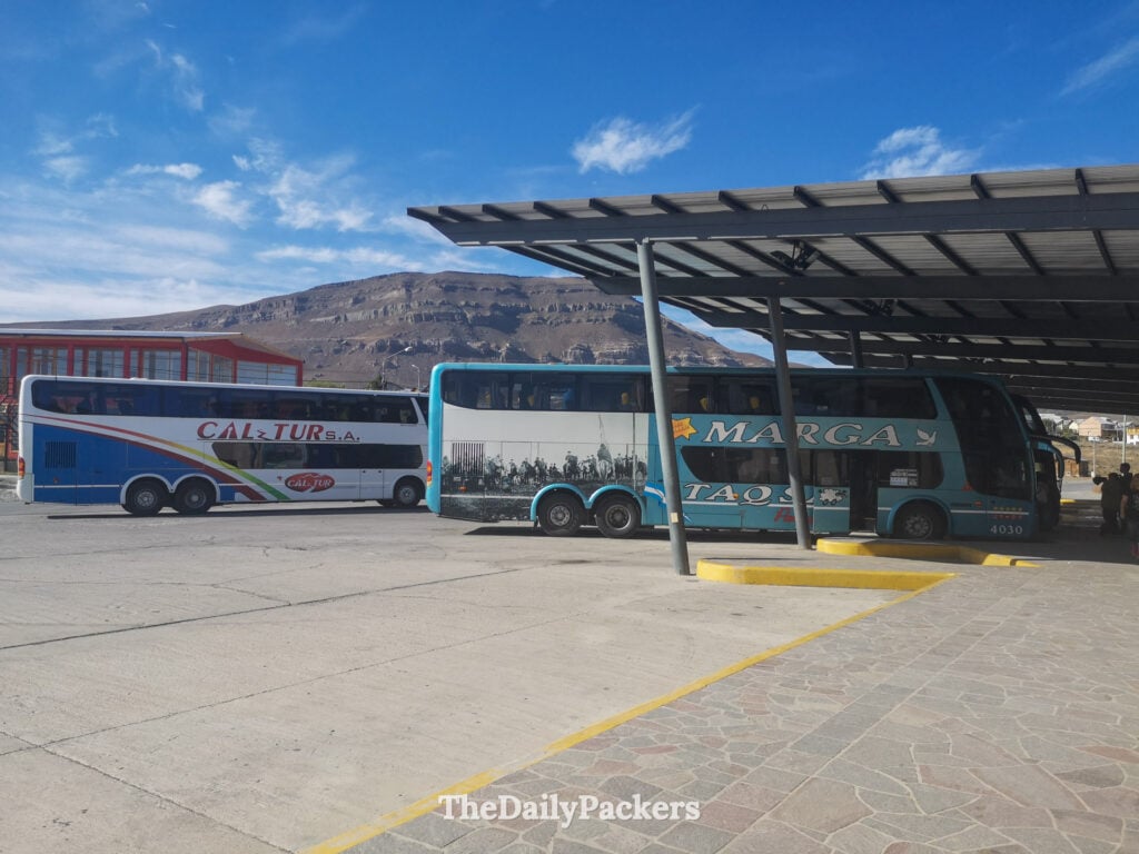 Terminal de bus d’El Calafate avec des autocars partant pour le glacier Perito Moreno