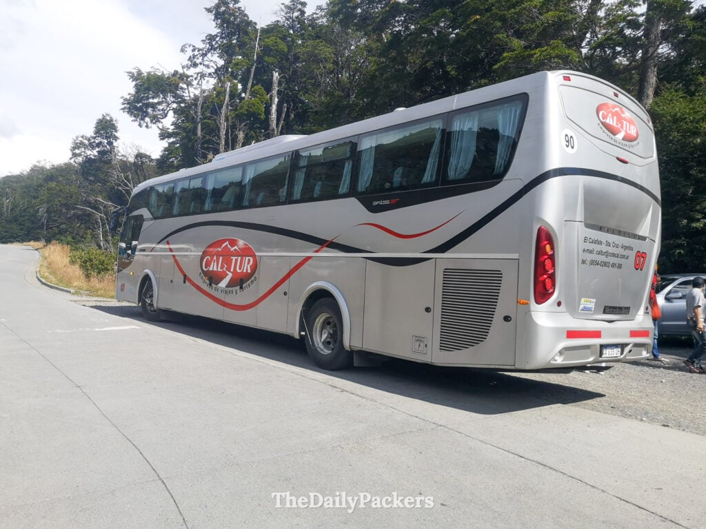 Bus Cal Tur sur la route du glacier Perito Moreno dans le parc national Los Glaciares