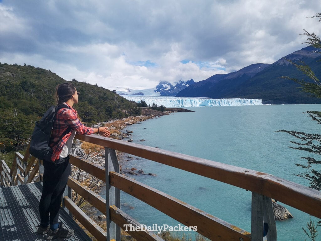Sentier du rivage le long du lac Argentino face au glacier Perito Moreno
