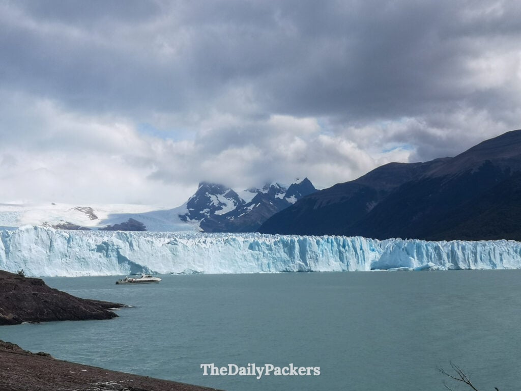 Vue rapprochée du glacier Perito Moreno depuis le sentier du rivage à El Calafate