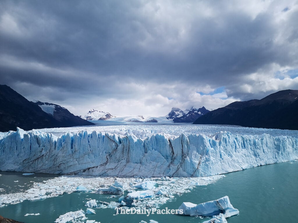 Icebergs flottant sous le glacier Perito Moreno au balcon central