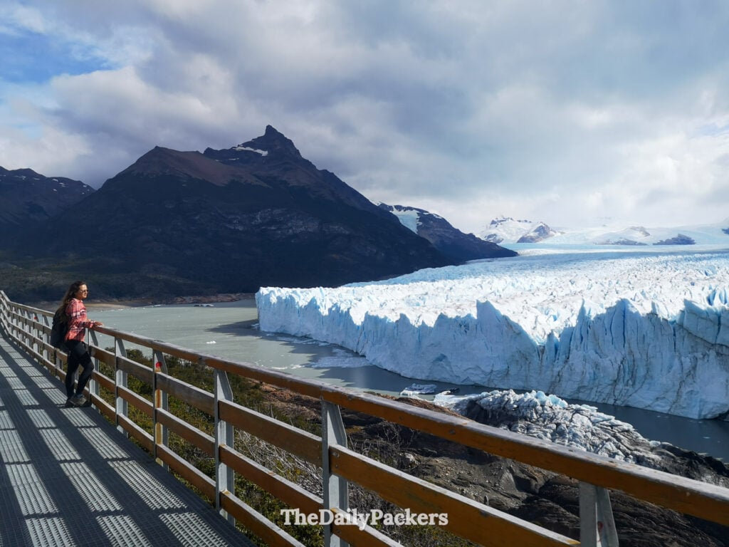 Passerelles en bois sur le sentier inférieur avec vue sur le glacier à El Calafate