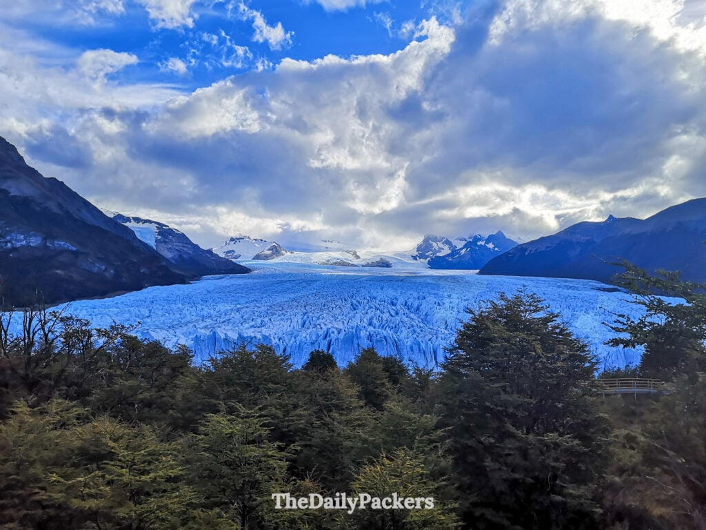 Vue large du glacier Perito Moreno depuis le sentier supérieur à El Calafate