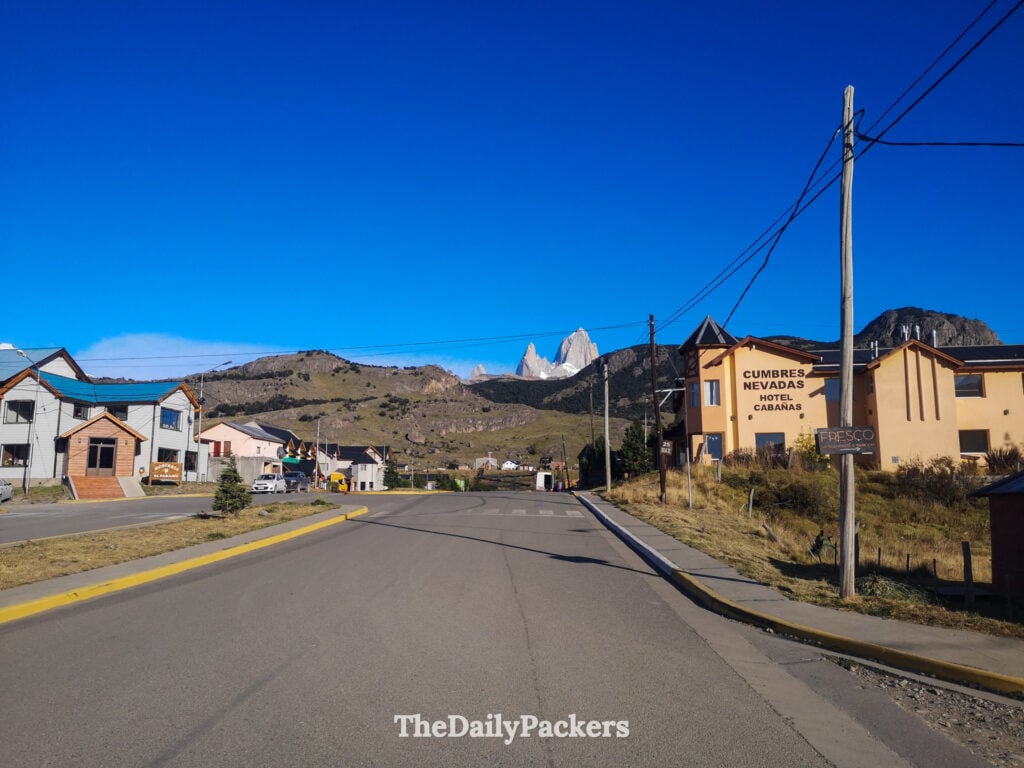 Rue principale d’El Chaltén avec le Fitz Roy en arrière-plan