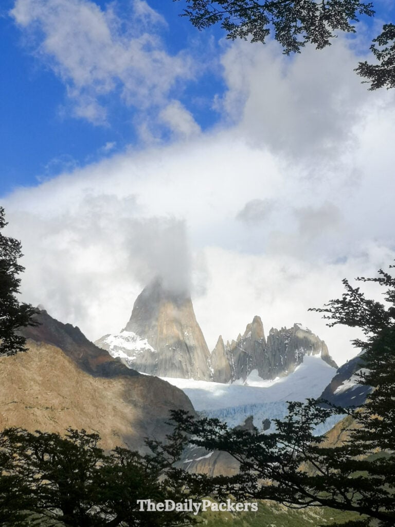Sommets du Fitz Roy et glacier Piedras Blancas encadrés par des arbres de Patagonie