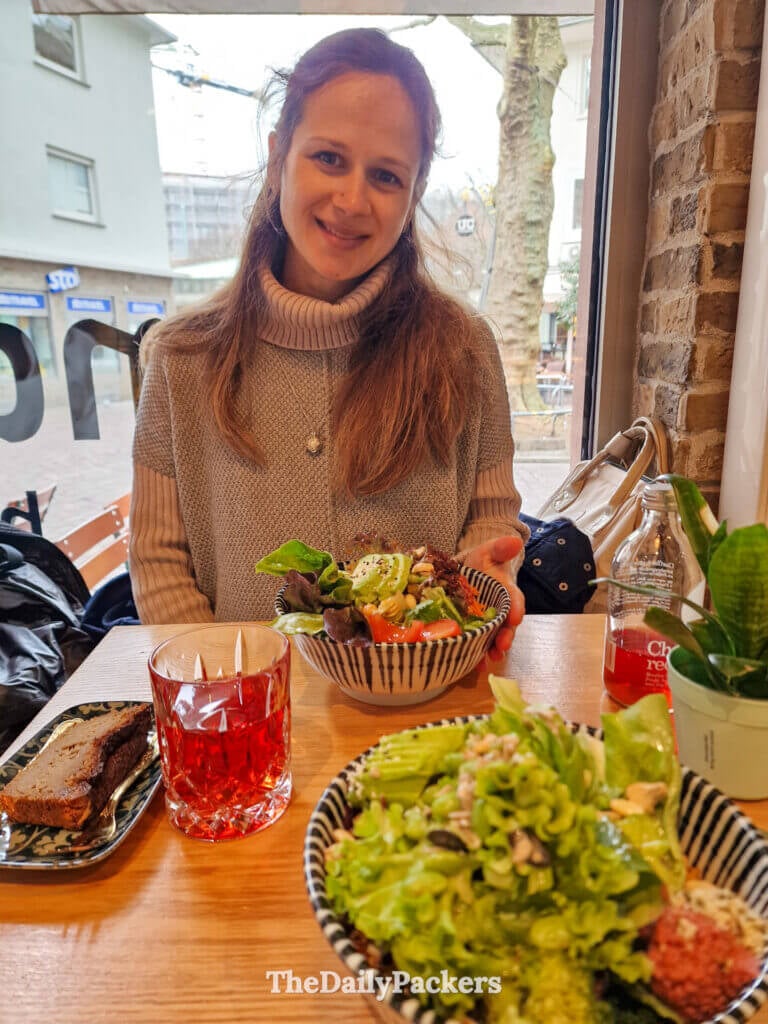 Lunch at Café Mamahe in Freiburg, fresh bowls and relaxed café atmosphere