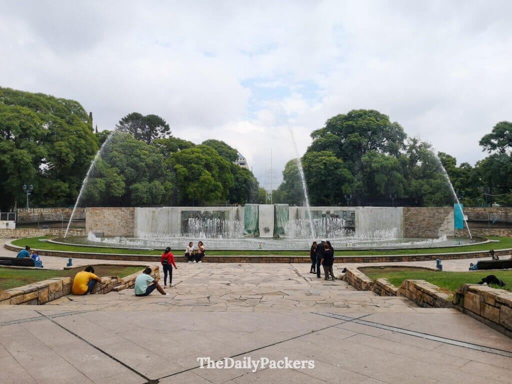 Fontaine et aire de rassemblement sur la Plaza Independencia, un parc central de Mendoza