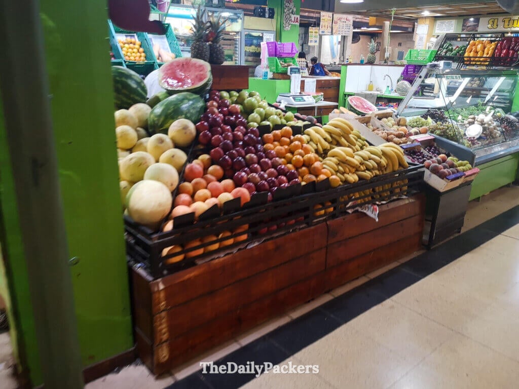 Étal de fruits frais au Mercado Central à Mendoza avec des produits locaux et des couleurs
