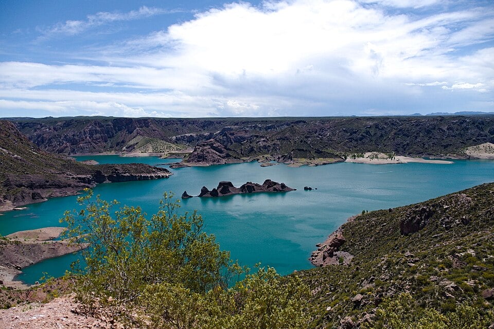 Eaux turquoise du Cañón del Atuel près de San Rafael, l’une des principales attractions naturelles de Mendoza