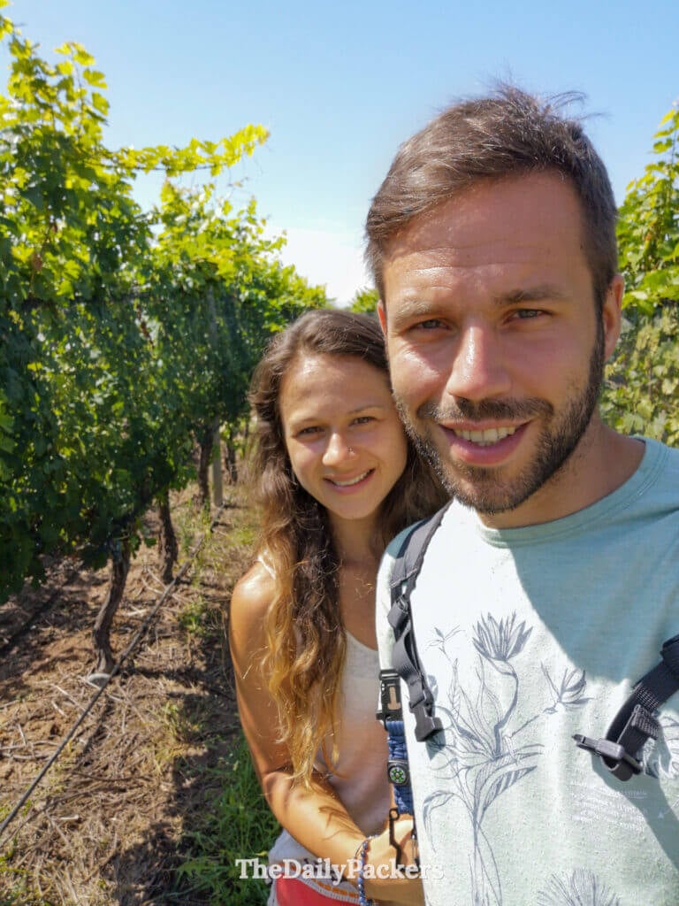 Selfie de couple parmi les rangées de vignes à Zolo Winery dans la région viticole de Mendoza