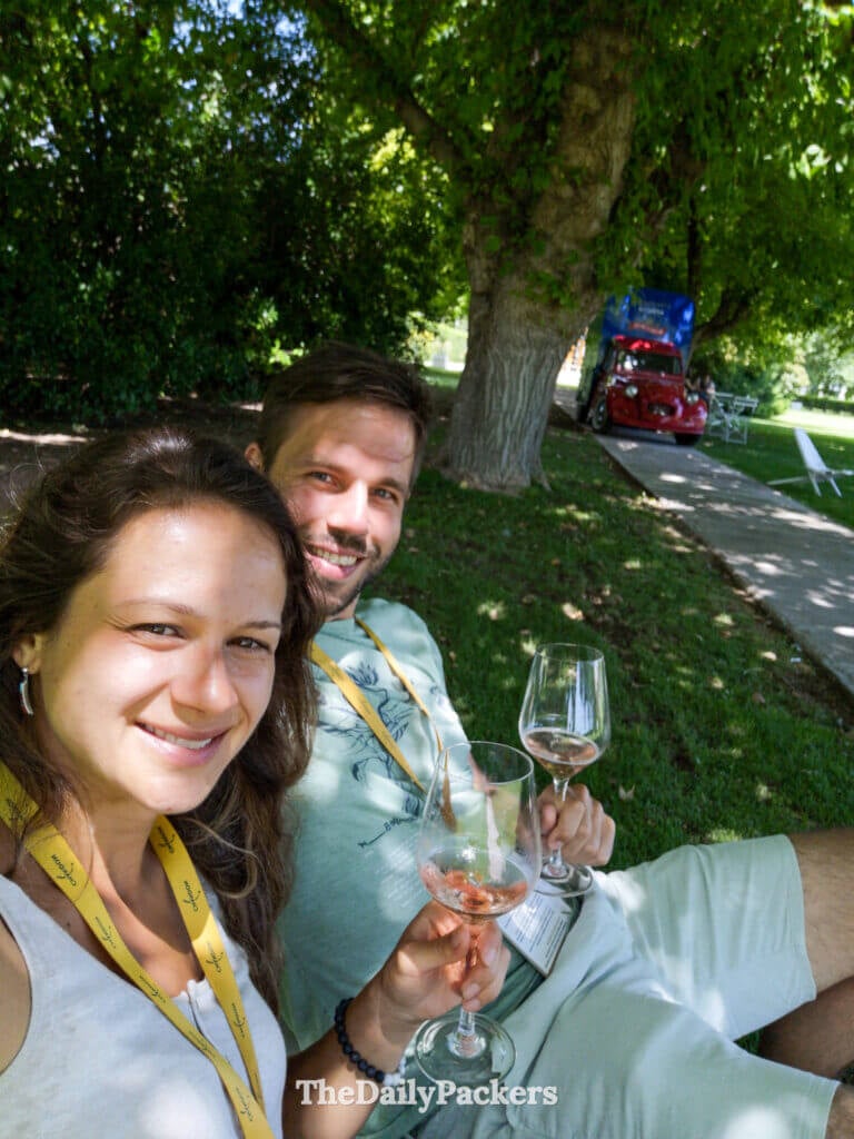 Couple dégustant du vin mousseux à l’extérieur à Bodegas Chandon à Mendoza