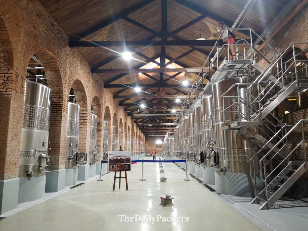 Vue large de la salle de fermentation avec des cuves à l’établissement vinicole Terrazas de los Andes, Mendoza