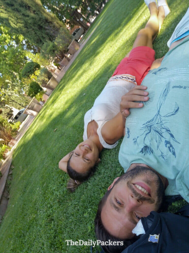Couple se reposant sur l'herbe dans les jardins de Terrazas de los Andes, Mendoza