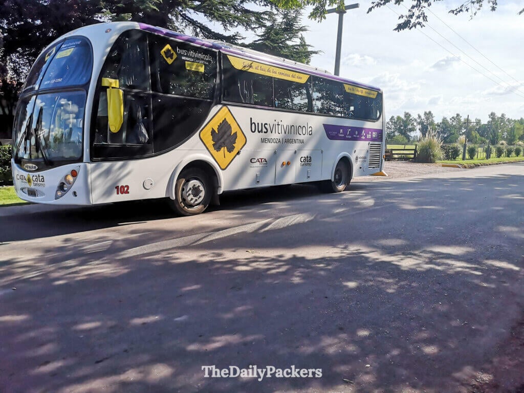 Bus Vitivinicola garé près des vignobles lors d’une visite des vignobles de Mendoza