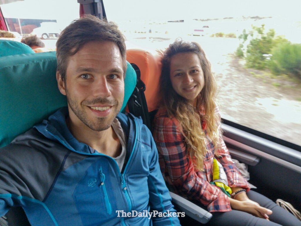 Couple voyageant en bus de Puerto Natales à Ushuaia en Patagonie