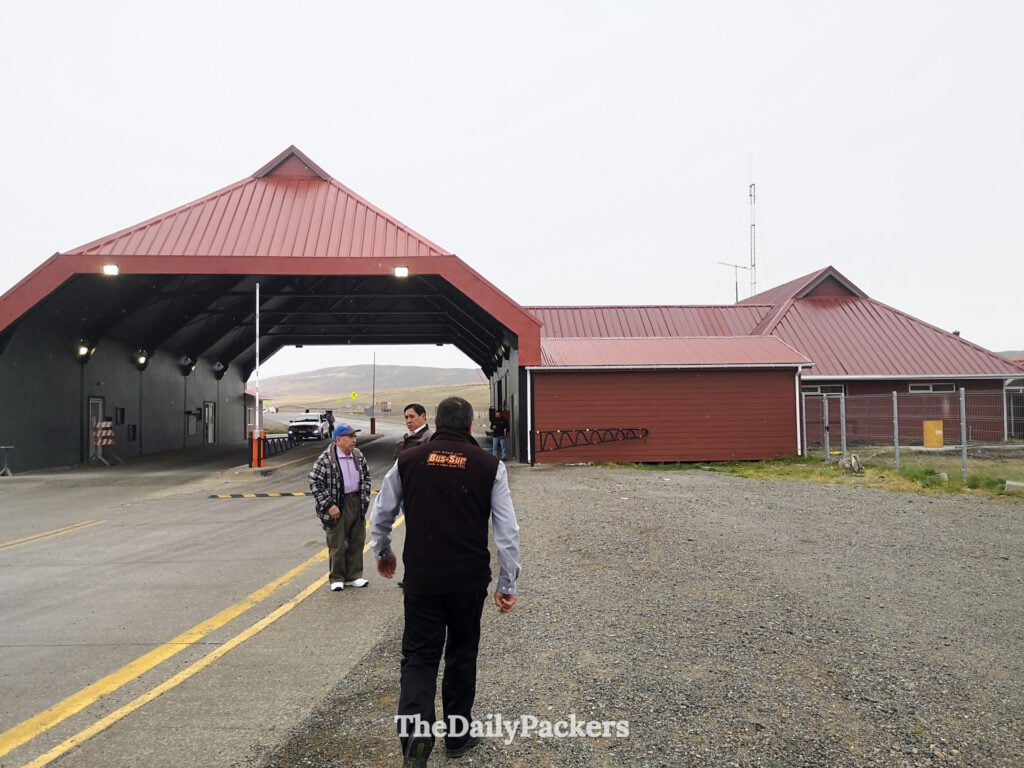 Poste frontière Chili-Argentine en Patagonie pendant le voyage en bus vers Ushuaia