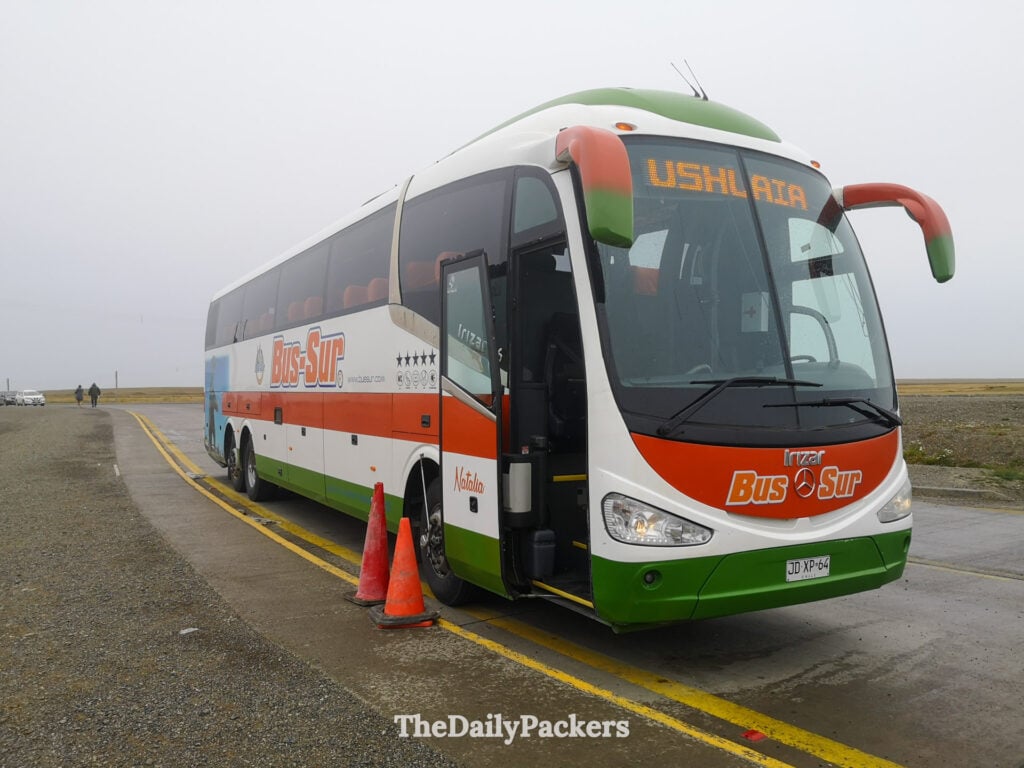 Autocar Bus-Sur attendant à la frontière Chili-Argentine en route vers Ushuaia