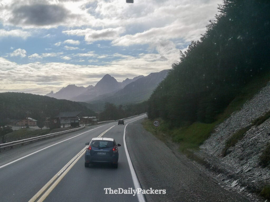 Ruta 3 à travers les montagnes de Patagonie en approchant d’Ushuaia, Argentine