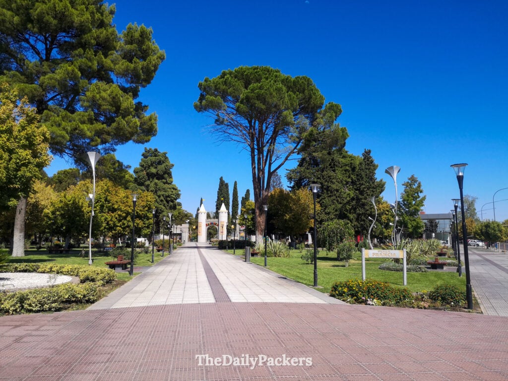 Plaza Francia à San Rafael avec des sentiers bordés d’arbres et des jardins paysagers
