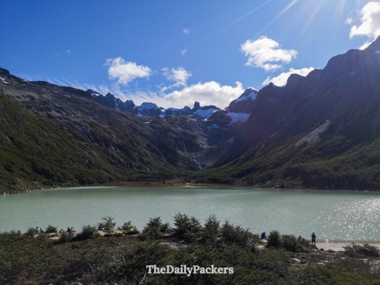 Eaux turquoise de Laguna Esmeralda avec les Andes enneigées près d’Ushuaia