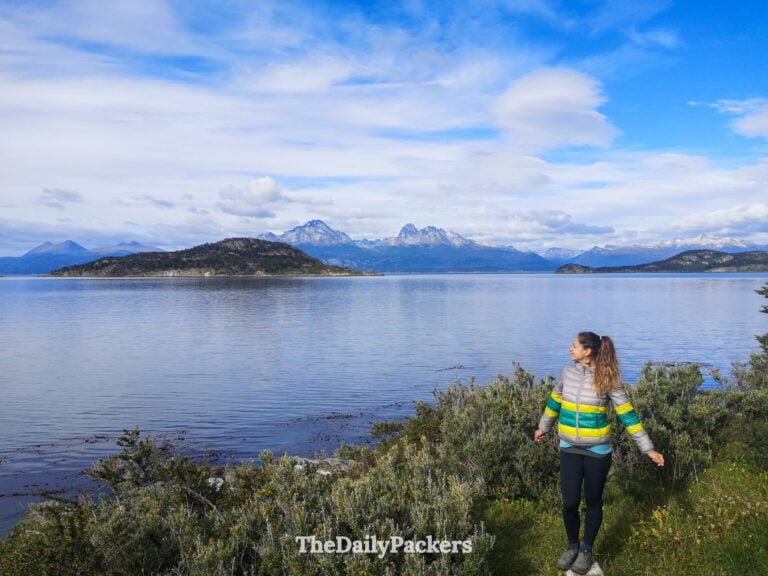 Randonneur surplombant le canal Beagle sur le sentier Costera dans le Parc National Tierra del Fuego