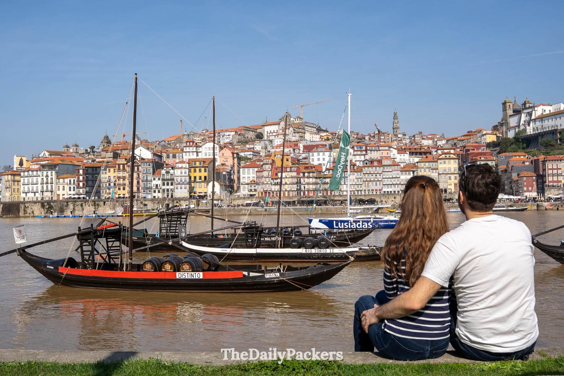 Bateaux Rabelo en bois sur le fleuve Douro avec en toile de fond le centre historique de Porto.