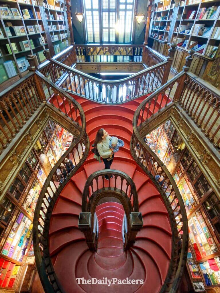 Le célèbre escalier en colimaçon rouge et les boiseries néo-gothiques à l'intérieur de la librairie Livraria Lello.