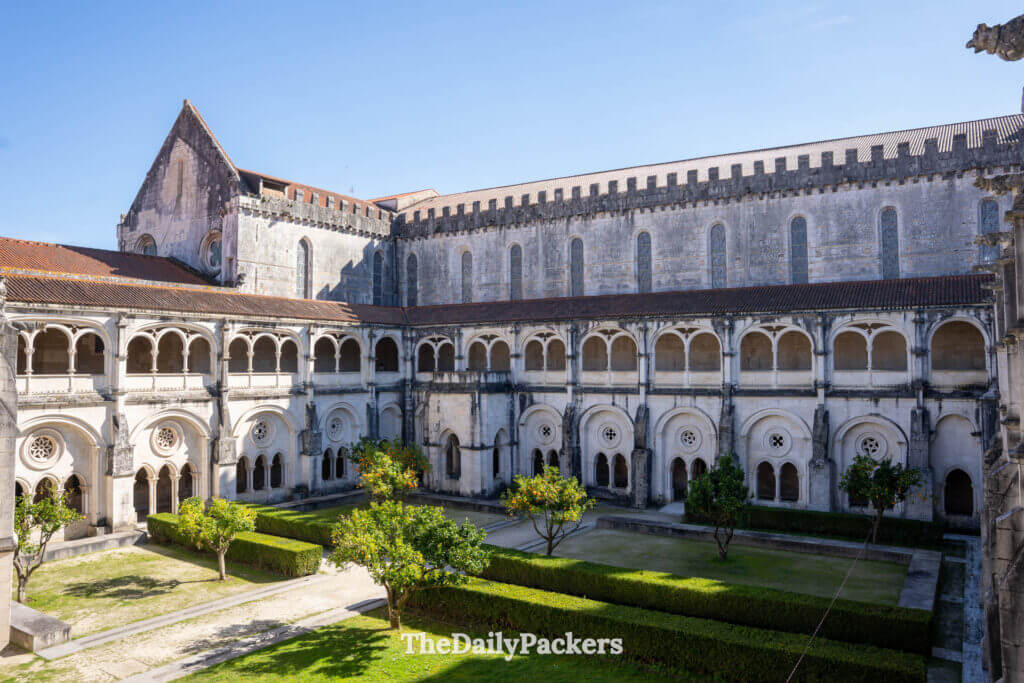 Des arcades gothiques en pierre et des plafonds voûtés entourent le paisible jardin intérieur du monastère.