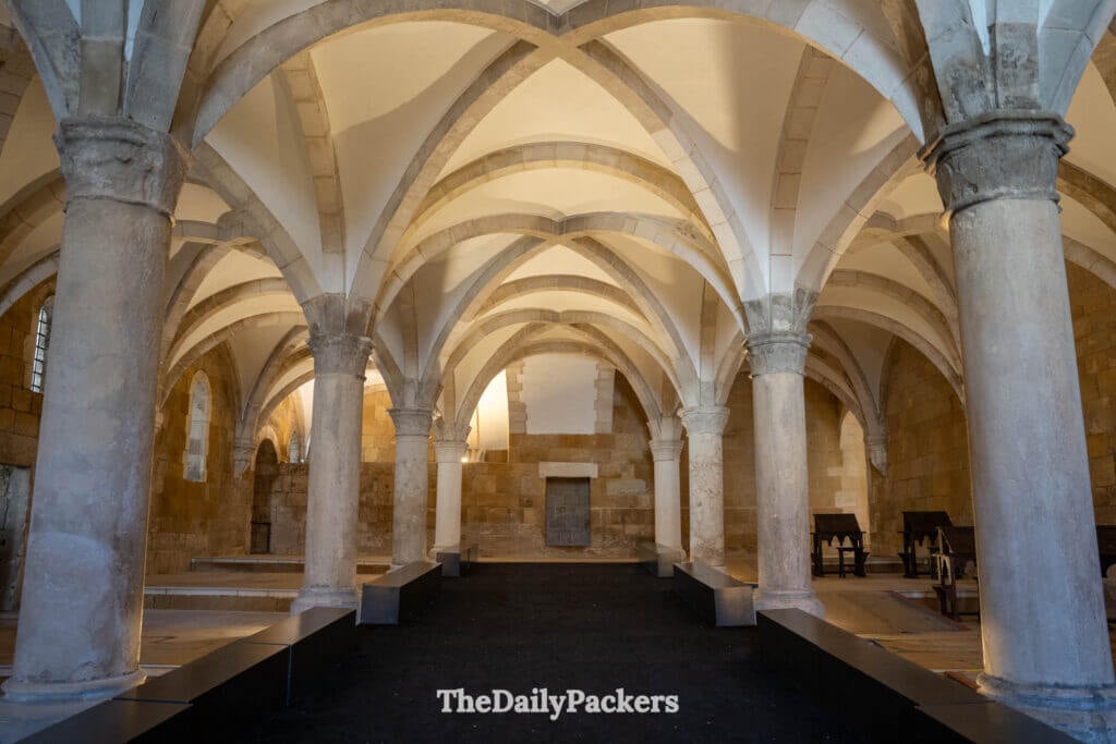 La salle des moines du monastère d'Alcobaça, avec ses imposants piliers en pierre et son architecture médiévale.