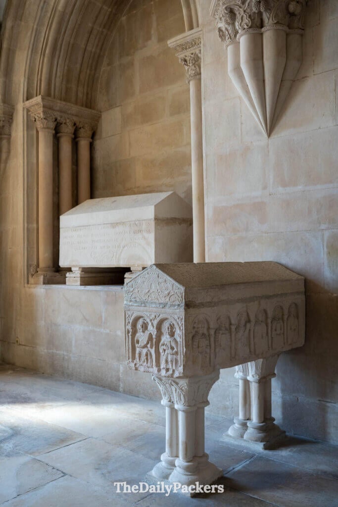 Vue détaillée des petits tombeaux gothiques en pierre richement décorés du Panthéon royal.