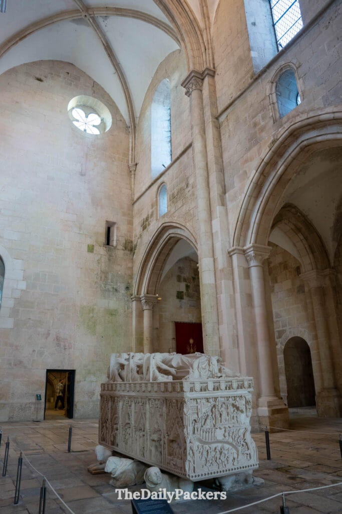 Le tombeau gothique du roi Pierre Ier, magistralement sculpté, est un chef-d’œuvre de la sculpture médiévale portugaise.
