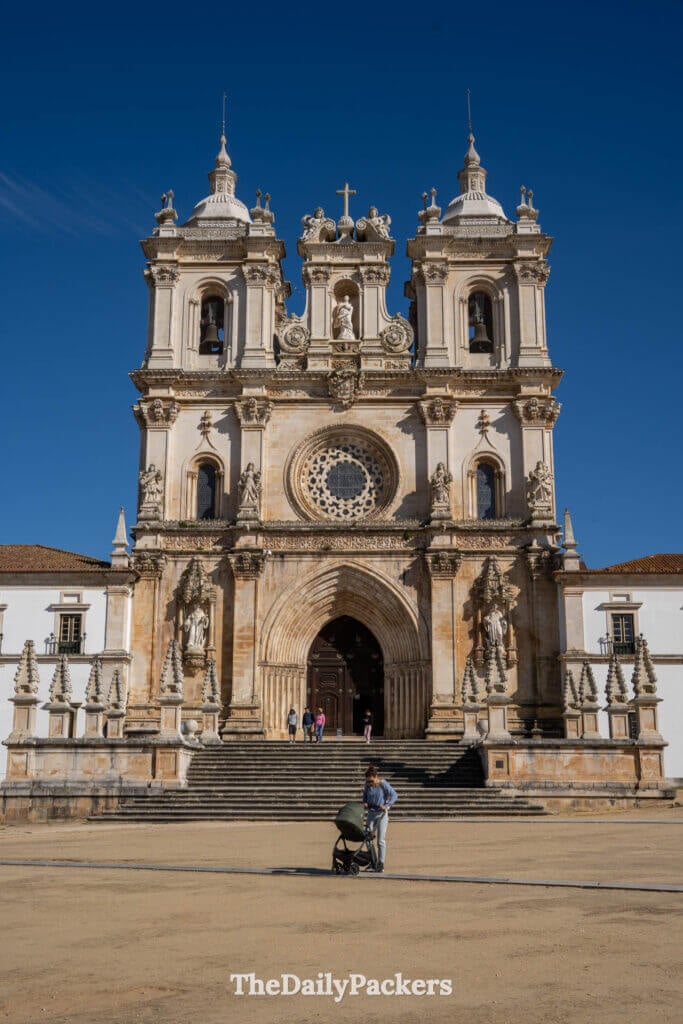 La majestueuse façade baroque et la rosace centrale de l'église du monastère d'Alcobaça.