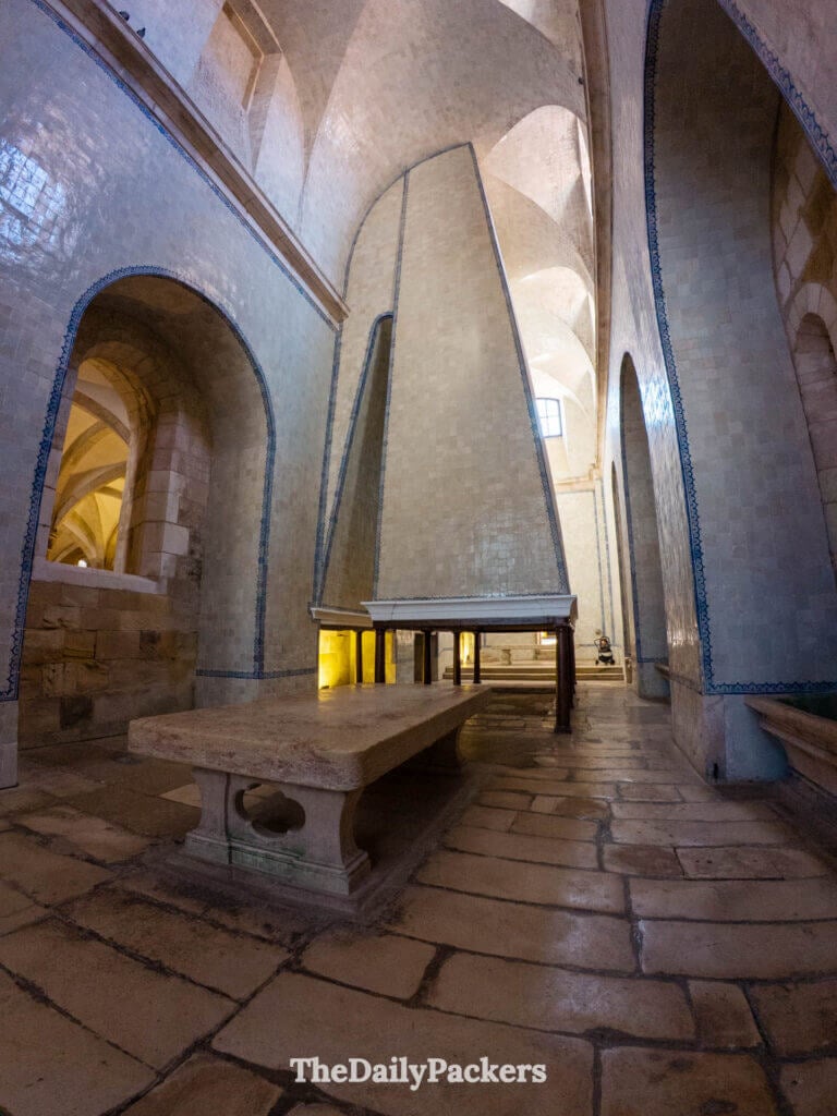La cuisine historique du monastère, avec son immense cheminée carrelée et ses plans de travail en pierre.