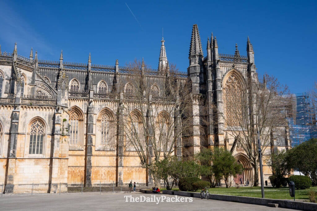 L'extérieur imposant en calcaire de l'église de Santa Maria da Vitória à Batalha, Portugal.