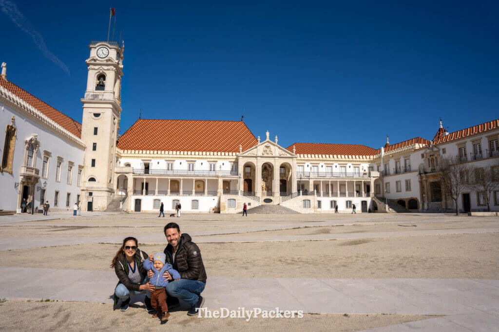 Portrait de famille devant l’architecture baroque ornée de l’Université de Coimbra.