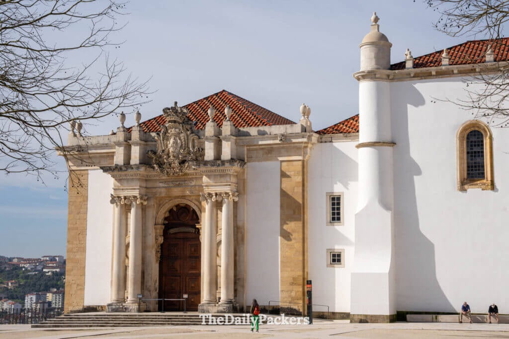 Extérieur de la bibliothèque baroque Joanina à l'université de Coimbra avec sa grande entrée en pierre.