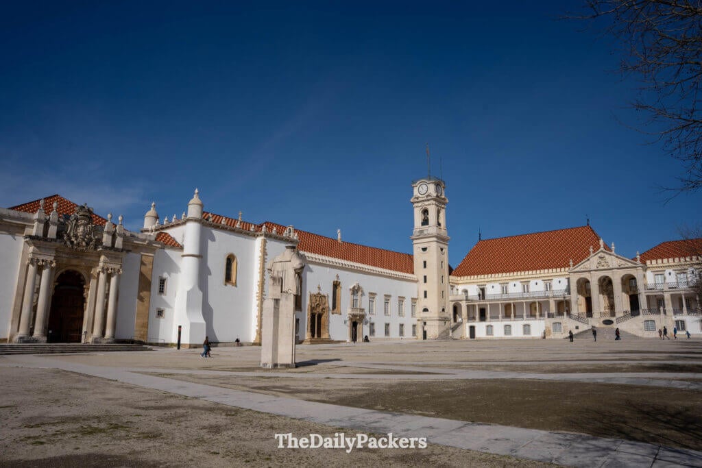 Vue large de la cour du Paço das Escolas à l'université de Coimbra montrant l'architecture historique.