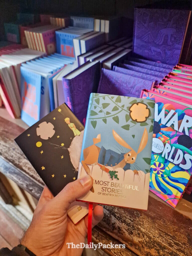 Gros plan sur des éditions de livres exclusives, dont Le Petit Prince, à la Livraria Lello au Portugal.