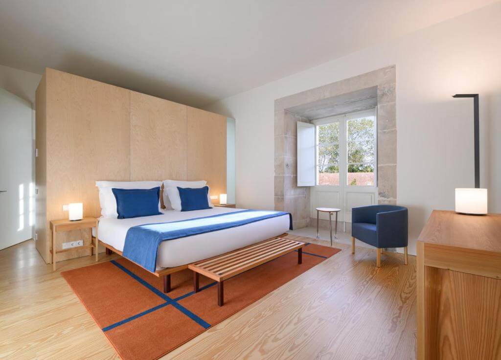 Chambre d’amis moderne et minimaliste au Montebelo Alcobaça Historic Hotel