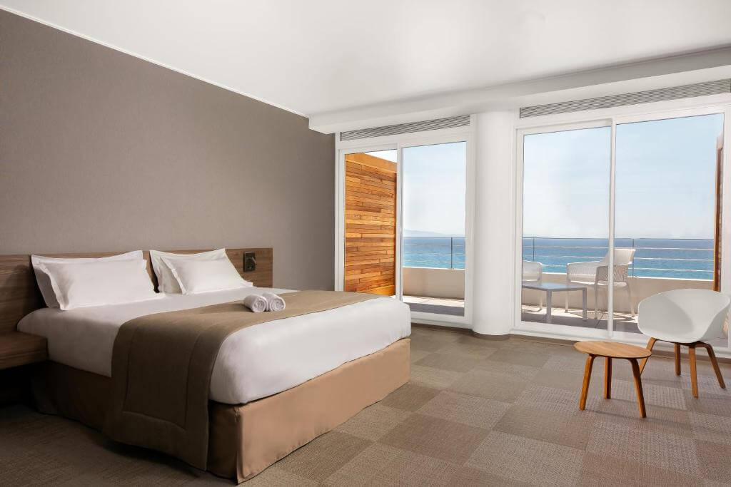 Large double room at Hotel Cala di Sole in Ajaccio with a view of the Mediterranean Sea
