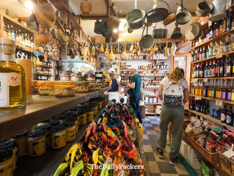 Intérieur d'une épicerie corse traditionnelle remplie de spécialités locales à Corte
