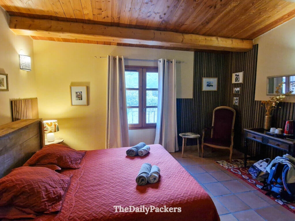 Modern bedroom with a double bed at the U Barraconu guesthouse near Porto-Vecchio.