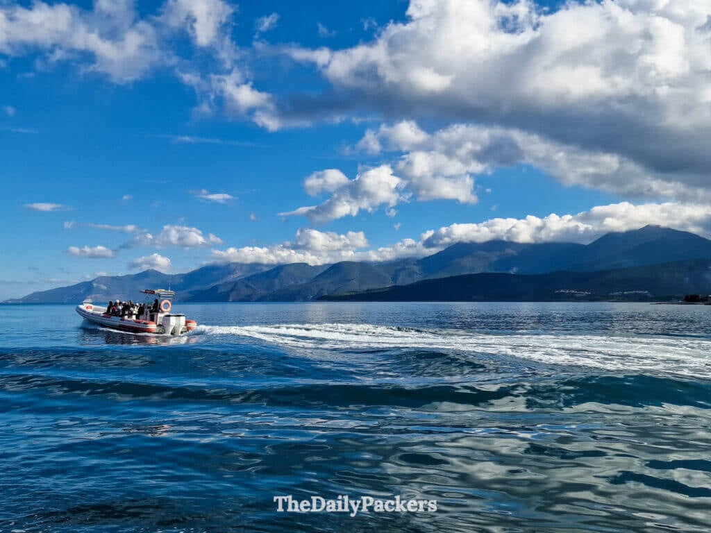 Des passagers à bord d’une navette bateau-taxi traversant les eaux bleues de Saint-Florent vers la plage de Saleccia.