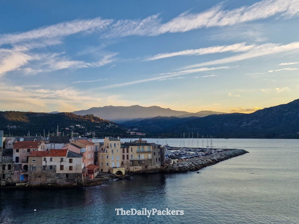 Vue aérienne par drone de la citadelle et des bâtiments du front de mer de Saint-Florent le long du golfe bleu.