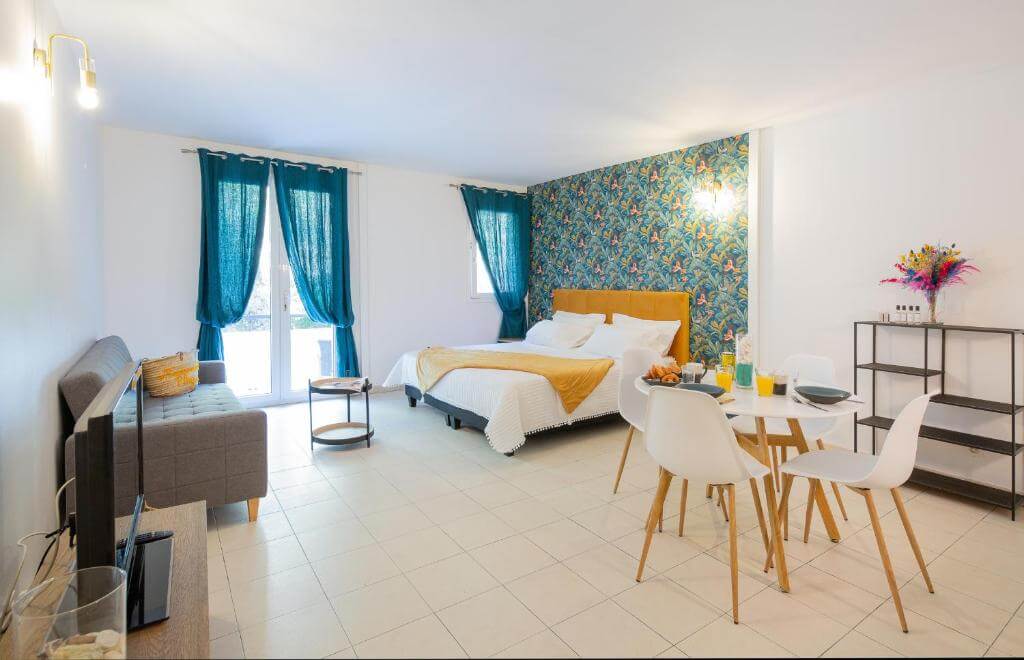 Colorful modern studio with tropical decor at Residence San Roccu in Saint Florent.