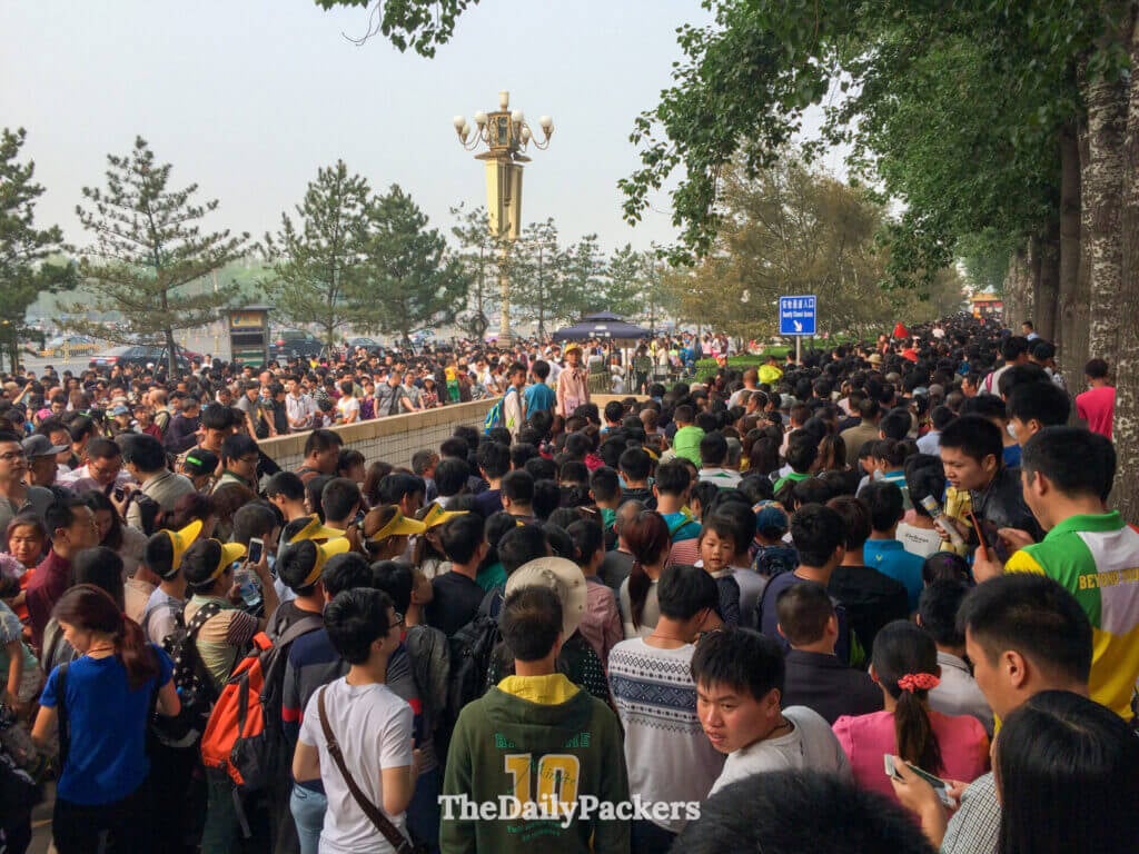 Foules immenses faisant la queue à un contrôle de sécurité pour entrer sur la place Tiannamen, Pékin
