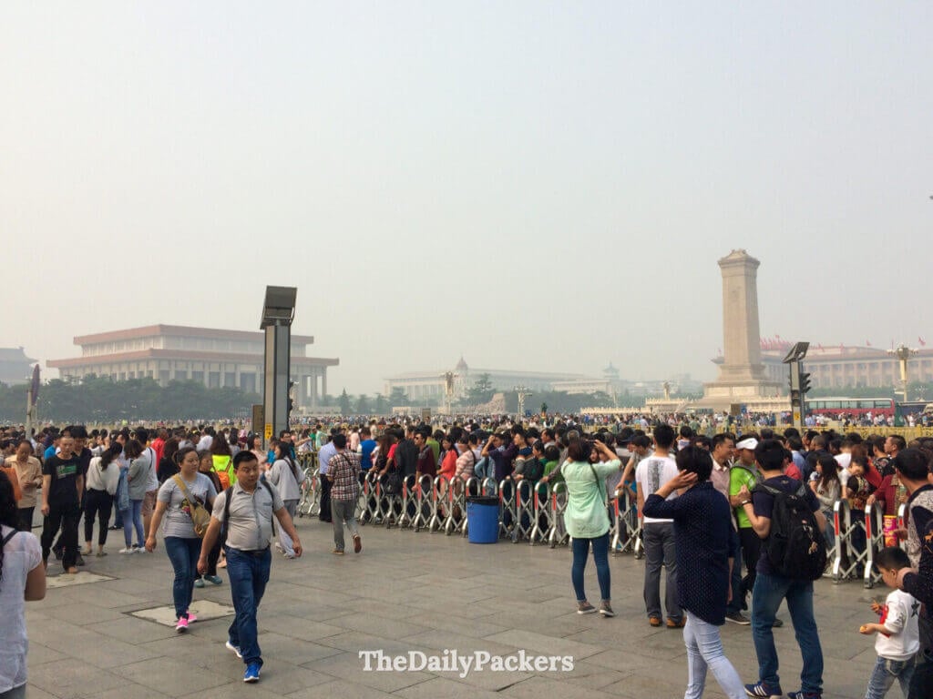 Vaste place Tiannamen à Pékin, avec le Monument aux Héros du Peuple et le mausolée de Mao au loin