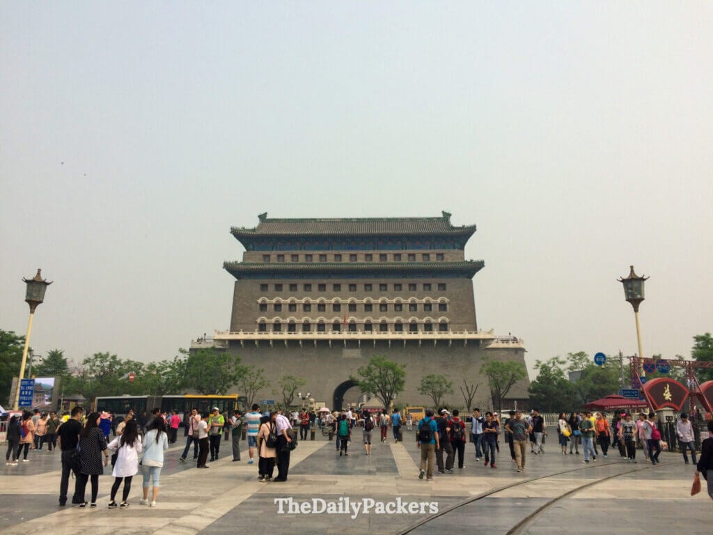 Tour de la porte Zhengyangmen à l’extrémité sud de la place Tiannamen, vue depuis la rue Qianmen, Pékin