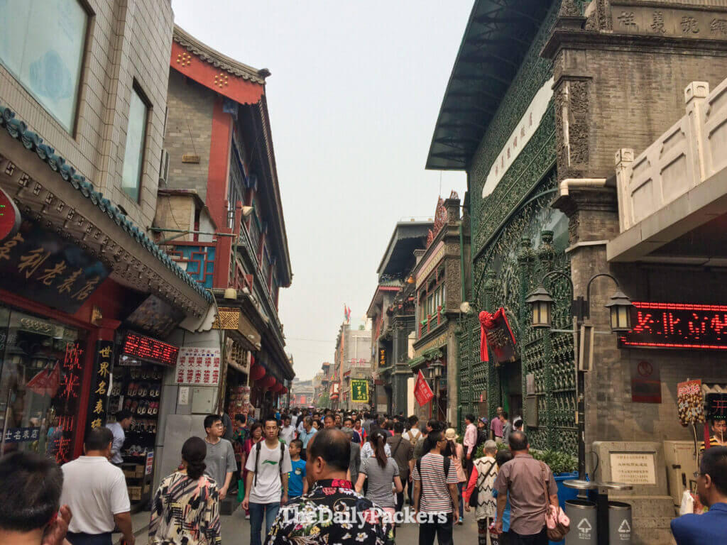 Rue commerçante piétonne animée de Qianmen, avec des devantures de style Ming traditionnel à Pékin
