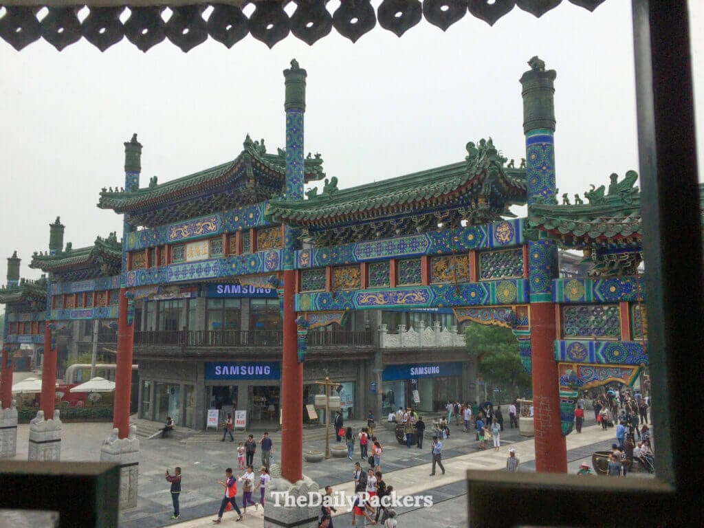 Arche paifang décorative bleu et vert, ornée, le long de la rue commerçante historique de Qianmen à Pékin